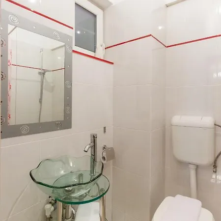Spacious Near City Center Apartment