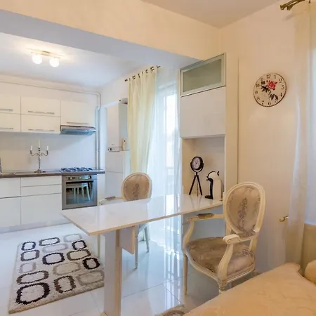 Spacious Near City Center Apartment *